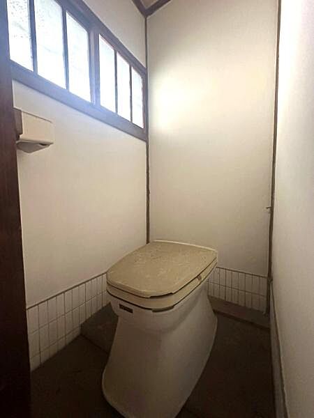 【トイレ】小窓付きで自然換気可能な個室トイレ。