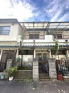 外観：【外観】昭和46年5月築南向き・木造2階建て中古テラスハウス