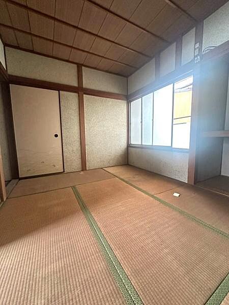 【和室】約6帖の和室。押入れ収納付き！北向きバルコニーへの出入りが可能です。