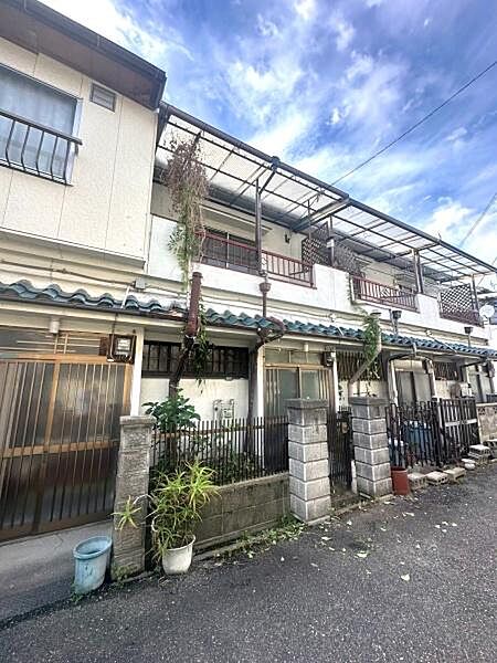 【現地】日当たり良好な南向き中古テラスハウスです。