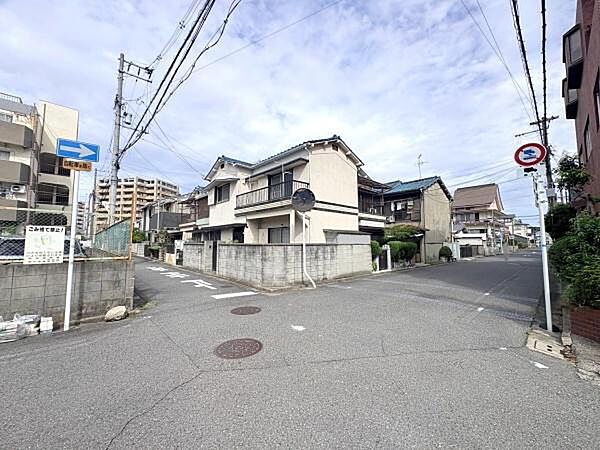 【前面道路】南東角地の陽当り・通風環境良好な立地です！