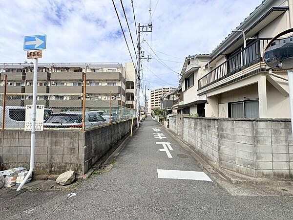 【前面道路】交通量の少ない前道で出入りも安心です。