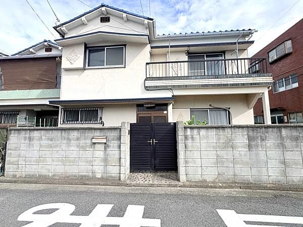 【現地】長く住みやすい2階建て！居住用にも収益用にもご活用頂けます。