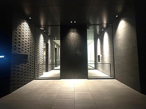 【エントランス】マンション共用部（玄関）は高級感のあるシックなデザイン。