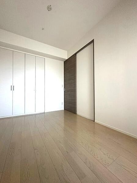 【洋室】家具を選ばないシンプルな内装の洋室。全居室クローゼット付きで収納スペースがしっかりと確保された3ＬＤＫの間取りです。