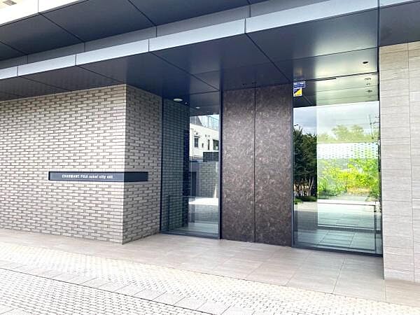 【現地】シックで高級感のある自動ドア式のマンション入り口。防犯面安心のオートロックマンションになります。