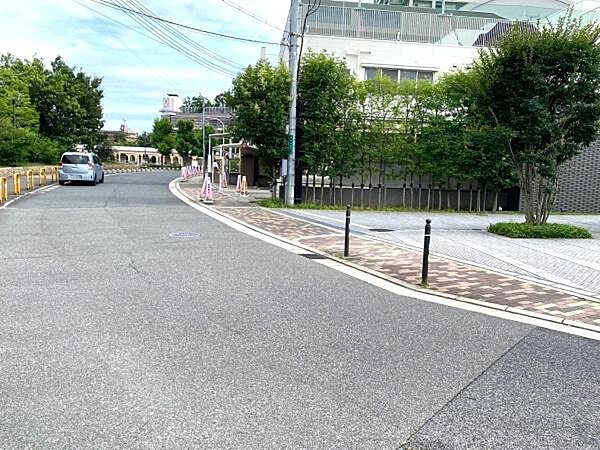【現地】マンション前には整備された歩道が通っており出入りも安心です。交通量の少ない前道で過ごしやすい住環境。