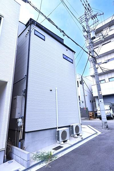 【現地】外から室内が見えにくいように配慮されつつ小窓をしっかりと配置した造りとなっています。