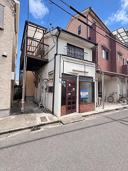 【現地】最寄り駅徒歩約6分の駅近の立地！※ＡＩ加工により青空に変更しております。