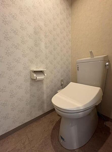 【トイレ】奥行のある使いやすい広さのあるトイレです。