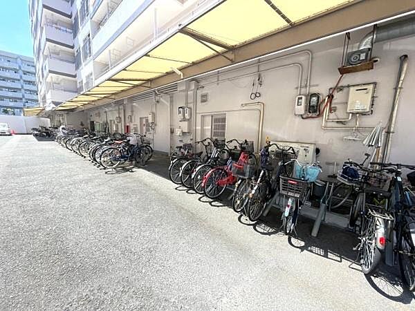 【駐輪場】マンション敷地内にある駐輪場です。
