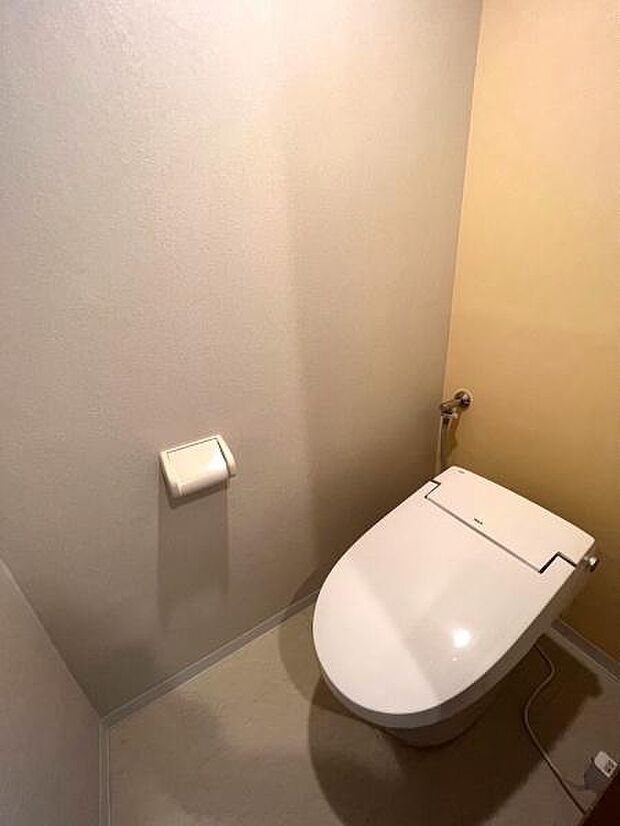 【トイレ】リフォーム済！お手入れしやすいタンクレスタイプのトイレです。