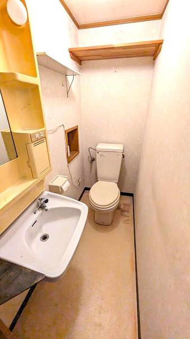 【トイレ】奥行のあるトイレ・洗面室です。