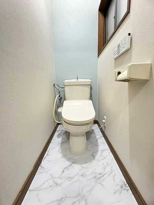 【トイレ】小窓付きで自然換気も可能な奥行のある個室トイレです。