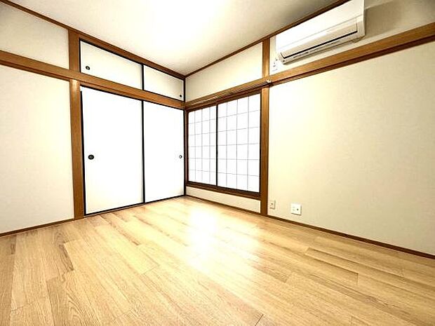 【洋室】リフォーム済で綺麗な室内！ナチュラルテイストな明るい室内デザインです。