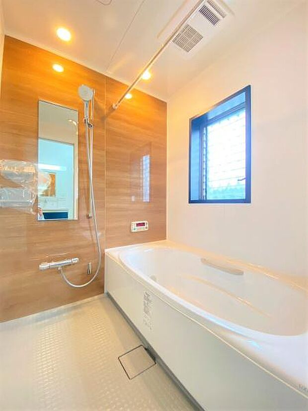 【浴室】小窓付きで自然換気も可能なバスルーム。窓からの採光で明るいので朝風呂も明るい中で楽しめます！