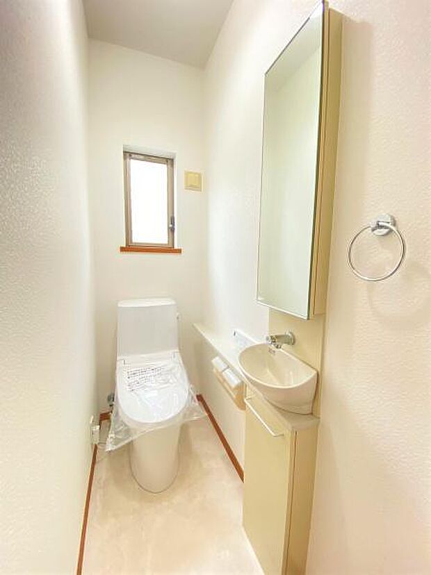 【トイレ】洗面鏡付きの奥行のある個室トイレ。小窓付きで自然換気も可能！