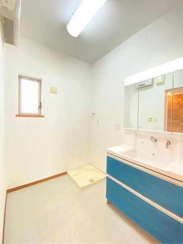 【洗面台・洗面所】ゆったりとした広さの洗面室。小窓付きで換気も可能です。