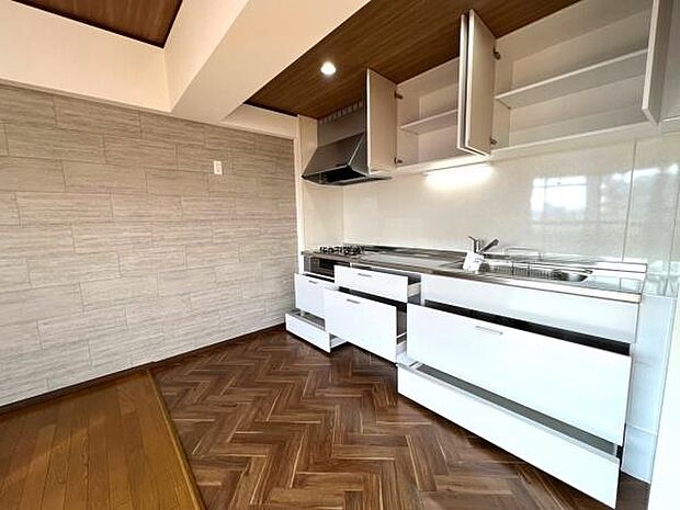 【キッチン】豊富な上下収納スペース付き。キッチンスペースには冷蔵庫や食器棚など自由に設置頂けます。