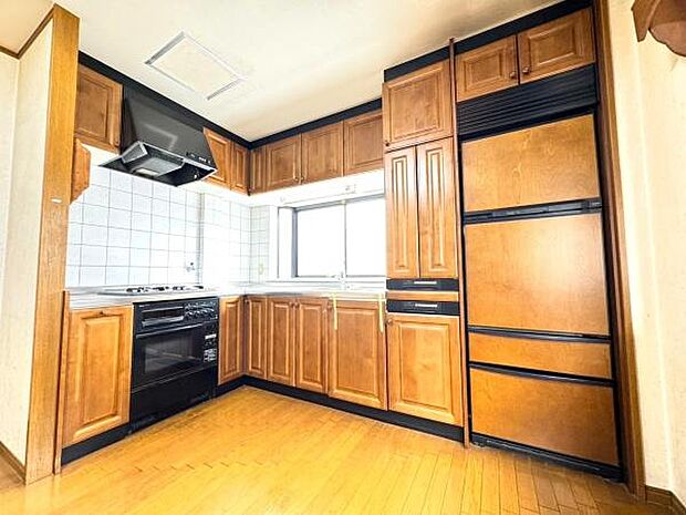 【キッチン】壁付けシステムキッチン。小窓があるので料理の匂いなどの換気も可能です。