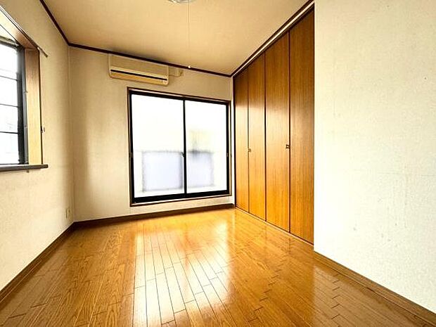 【洋室】3階洋室全てに出窓があるので採光が得られやすく換気も可能となっています。