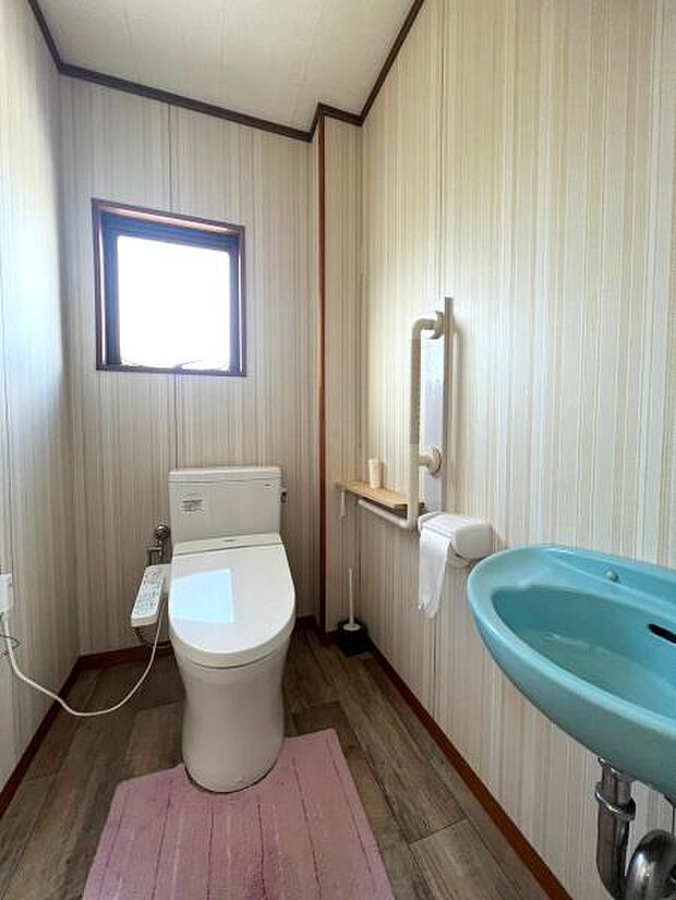【トイレ】奥行があり使いやすい個室トイレ。