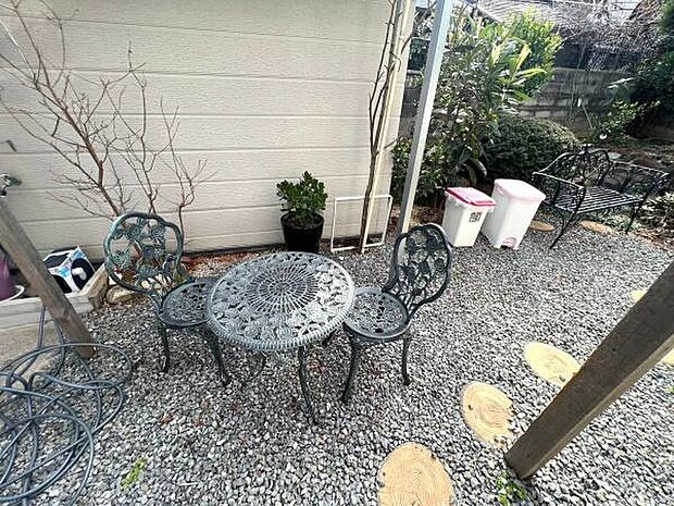 【庭】テーブル、チェアを設置してお庭時間を楽しむことも！