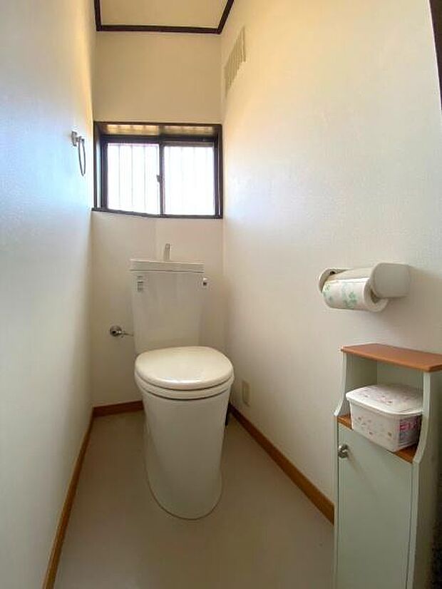 【トイレ】2階個室トイレ。奥行があり小窓付きで自然換気も可能です。