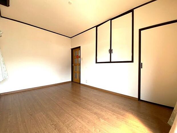 【洋室】階段上部分に位置した収納スペースとバルコニー側にも収納スペースがあります。