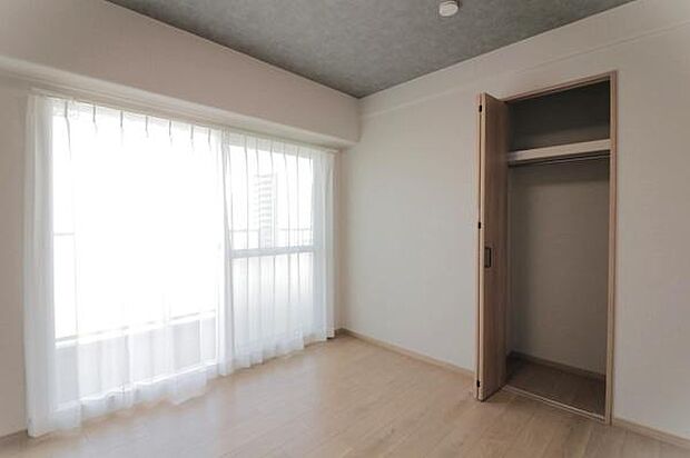 【洋室】全居室クローゼット付きで収納スペースをしっかり確保しています。
