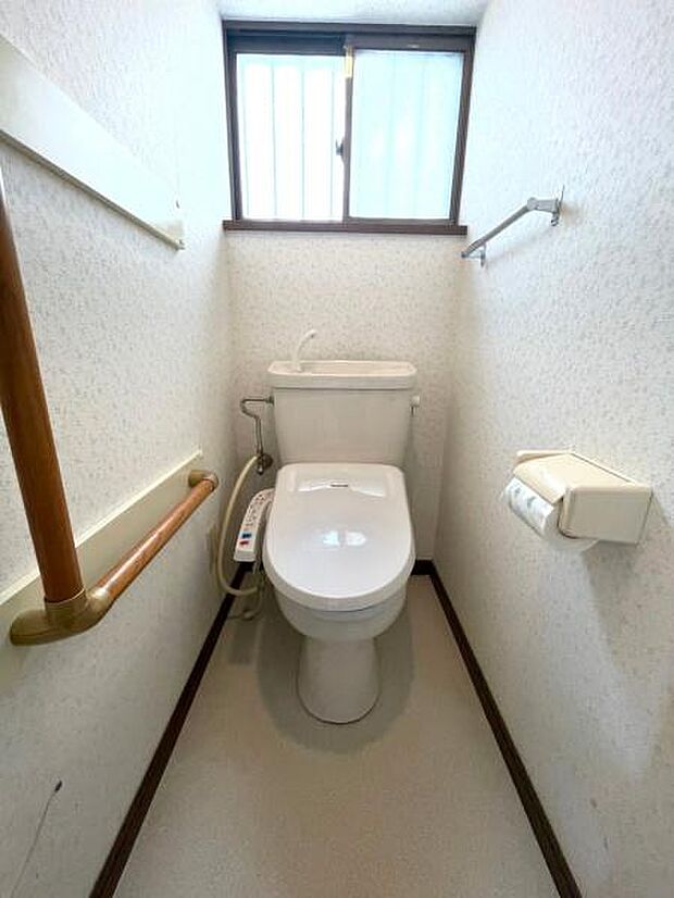 【トイレ】奥行のある使いやすい広さのトイレ。小窓付きで自然換気も可能です！