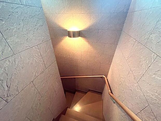 タイル風の壁紙と間接照明の階段周りは、ホテルのようなお洒落な雰囲気となっております♪