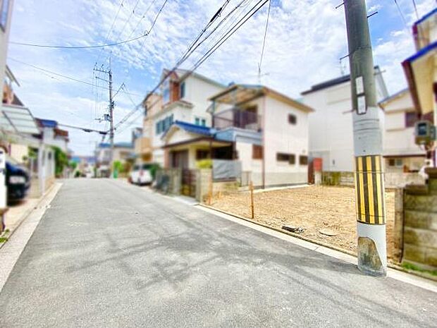 低層の一戸建てを中心とした街並みが整然と続き、周辺は高い建物が建っていないので、採光や開放性に恵まれてます。