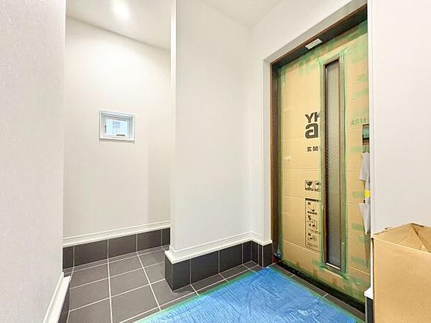 シンプル且つモダンなエントランス&ホール。ゆとりを感じさせる上質で明るい空間が住まう人や訪れる人を心地よく迎え入れてくれます。