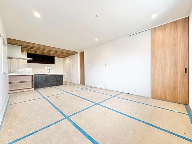 ここにはみんなが集い、食事と楽しい会話が始まる。話に夢中になりすぎて、ついつい時を忘れてしまう。そんな束の間の幸せを感じさせてくれる場所。