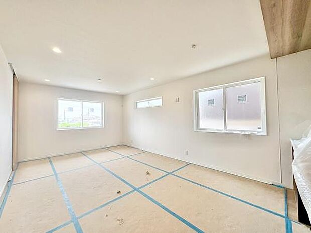 大切なご家族が集まるからこそLDKはこだわりたい!休日はおひさまの光をたっぷりと取りこめるリビングでゆったりと過ごしませんか?子供たちが元気に笑いながら走り回っても十分な広さの空間です。