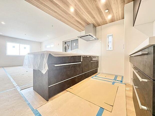 食器洗乾燥機付きで家族の食器もピカピカ。後片付けもラクラクこなせて、日々の生活には欠かせない便利設備。環境にもママの手にも優しいのがうれしいですね。