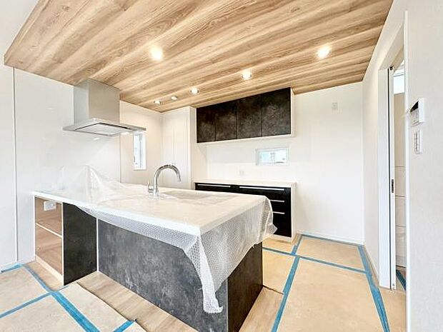 見せるキッチン。ダイニングとの空間のつながりが、スペースのゆとりを生み出します♪