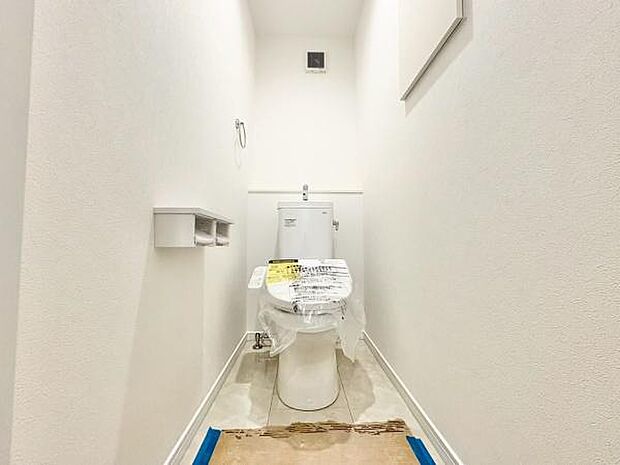 節水型でエコなトイレには、今では当たり前のウォシュレット付き。便座を温める機能付き!