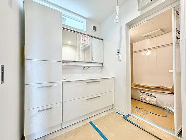 洗面台はいつも清潔にしておきたいですよね!シャワー付きのドレッサーには鏡の裏に収納スペースがありますので、化粧品やティッシュボックス、歯ブラシなどもスッキリ収まりますよ♪