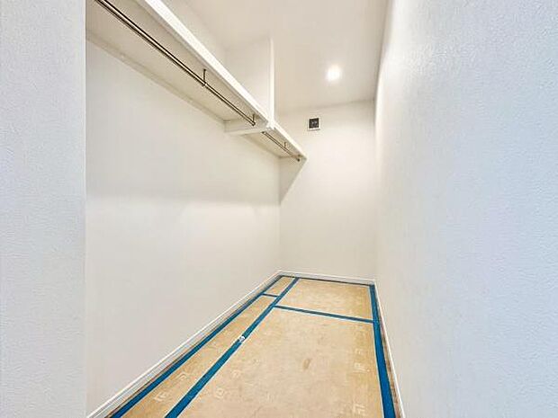 お洋服を大切にされる方に大変喜ばれる、憧れのウォークインクローゼット。お洋服以外にも掃除機やスーツケースなどを一箇所に集約できるのは魅力ですね!扉が一箇所ですので、お部屋の見た目にもスッキリ!