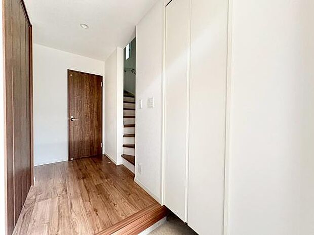 上質感漂う玄関へのアプローチ。居住者の帰り、訪れる方を優しく迎える・安らぎに満ちた生活空間を予感させる。健やかな暮らしを楽しめそう