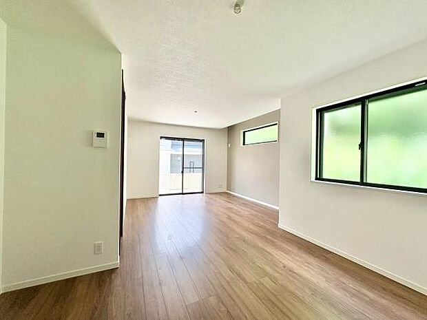 家族の笑い声が聞こえてきそうな大空間♪大きめのLDKはそれだけで心が和みます。家族揃ってリビングで過ごすお休みの日が、楽しみになる場所となることでしょう。