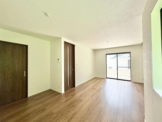 オープンでのびやかな空間を生み出す、こだわりの広がりとゆとり。家族と過ごす時間を大切にしたい方にぴったりの明るくゆとりある住空間です。