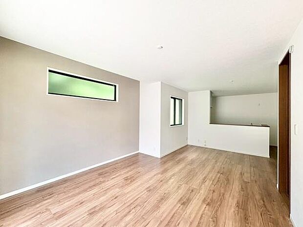 ここにはみんなが集い、食事と楽しい会話が始まる。話に夢中になりすぎて、ついつい時を忘れてしまう。そんな束の間の幸せを感じさせてくれる場所。