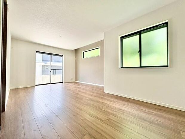 室内にいても、たっぷりの陽光と爽やかな風を感じて頂ける、開放感あふれるリビングです。ご家族と穏やかに過ごす、心地の良い時間が流れます。