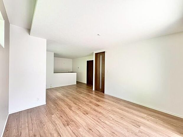 大切なご家族が集まるからこそＬＤＫはこだわりたい！休日はおひさまの光をたっぷりと取りこめるリビングでゆったりと過ごしませんか？子供たちが元気に笑いながら走り回っても十分な広さの空間です。