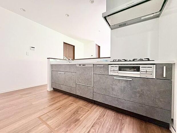 ご家族みんなで調理ができる位のスペースを実現したキッチン空間となっております。みんなで作った料理を召し上がりながらの会話は至福のひとときになるはずです♪