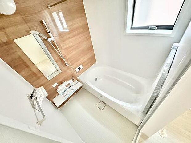 アクセントパネルで落ち着きのある雰囲気を演出♪毎日の疲れを癒やすバスタイムを。浴室換気乾燥機付きで浴室内干しも可能！