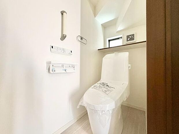 節水型でエコなトイレには、今では当たり前のウォシュレット付き。便座を温める機能付き！